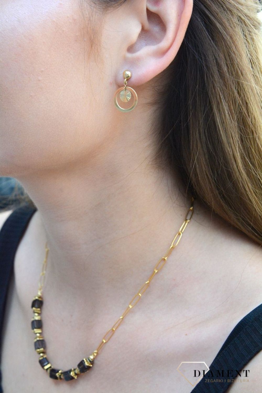 Złote kolczyki 333 kółeczka KL 9559 333.Eleganckie, złote kolczyki próby 333 podwójne kółeczka. Kolczyki ozdobione delikatnym elementem grawerowanym. Kolczyki zostały wykonane z żółtego złota próby 333 o wadze około 1,16 g ora.jpg